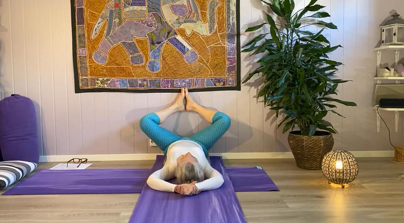 Vårlig yinyoga ved veggen