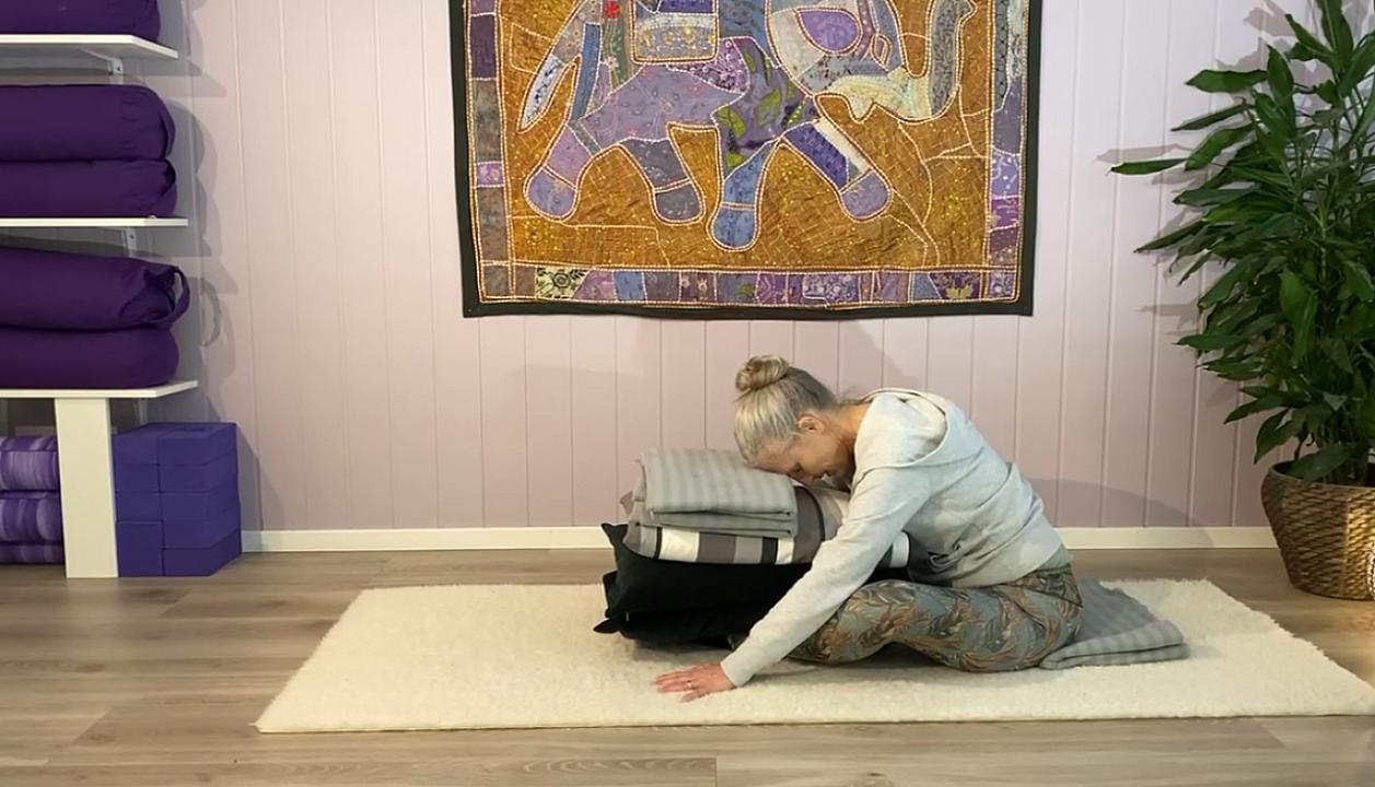 Vårlig fullmåneyoga for ro og hvile