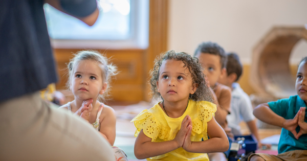 Barn og selvregulering gjennom yoga i skolen